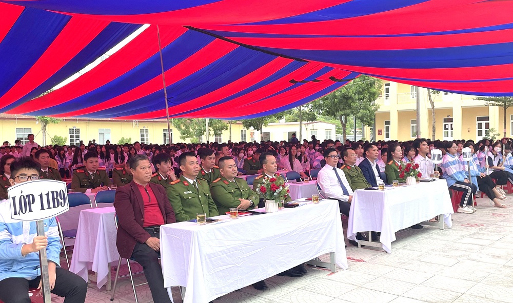Tuyên truyền ứng dụng VNeID trong phòng chống ma túy học đường tại trườngTrường THPT Lê Chân